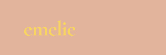 
                Emelies Konfirmations design er virkelig smukt i en gul og lyserød farve. Til dette design følger matchende elementer i form af invitation, menukort, velkomstskilt, salmehæfte, bordoversigt, drinkskort, takkekort mm.                